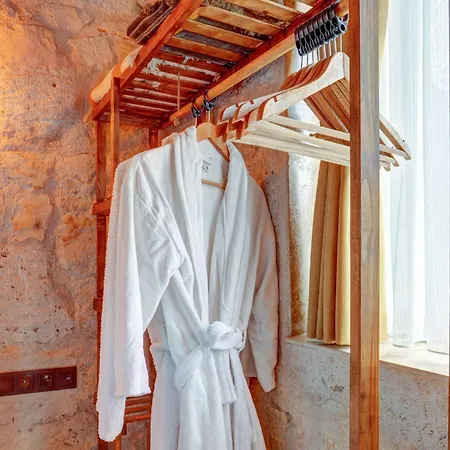 Hotel Ceran Stone House *